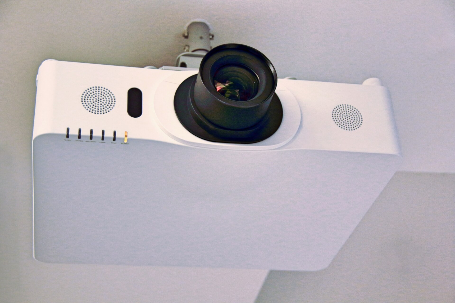 安全講演本番で失敗しないプロジェクターとPCの接続方法を確認