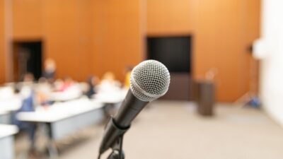 安全大会でのスピーカーと進行役の役割について